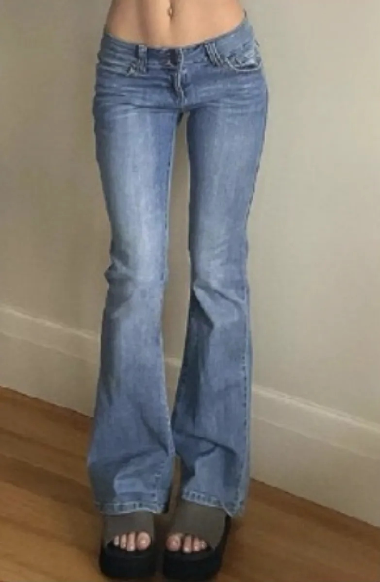 Light blue skinny flared jeans with platform shoes